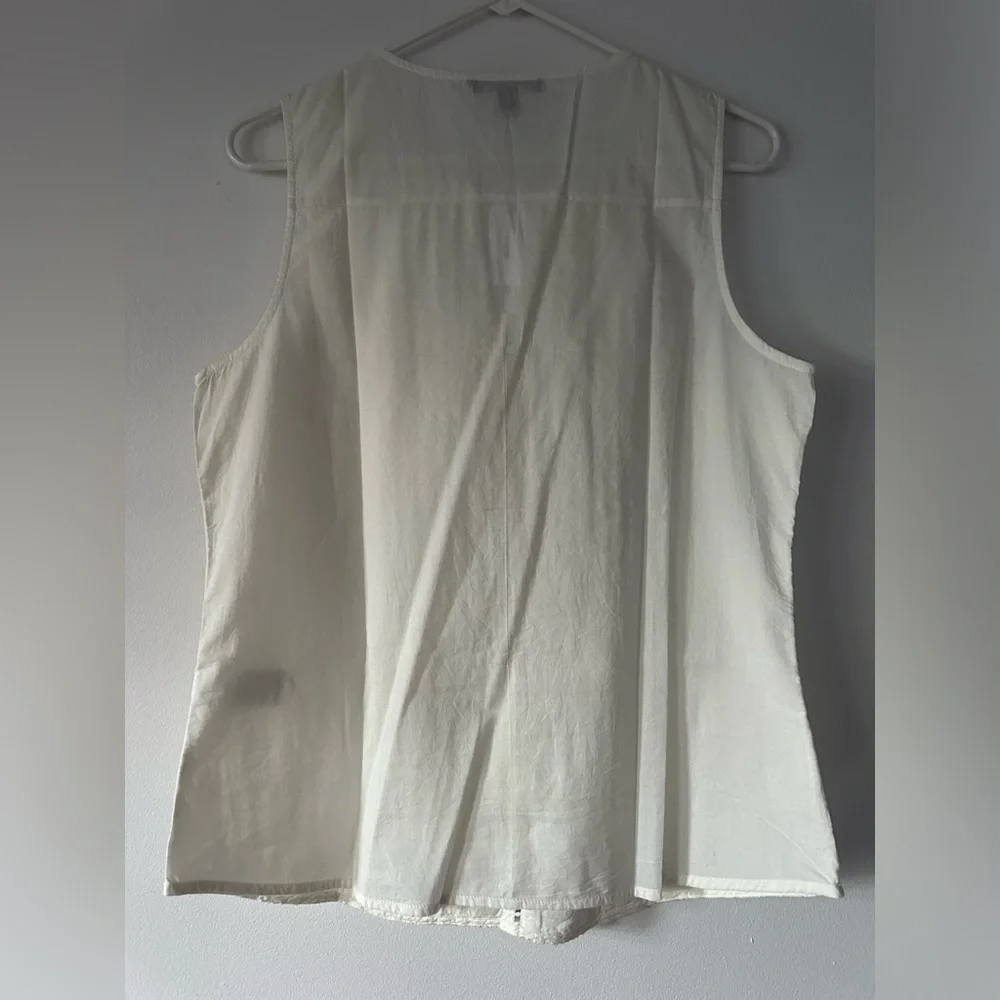 NWT- Banana Republic- White Tank with eyelet detailing-‎ M
